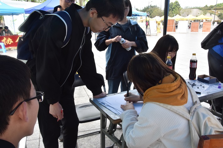 细心的工作人员为同学讲解游戏规则.jpg