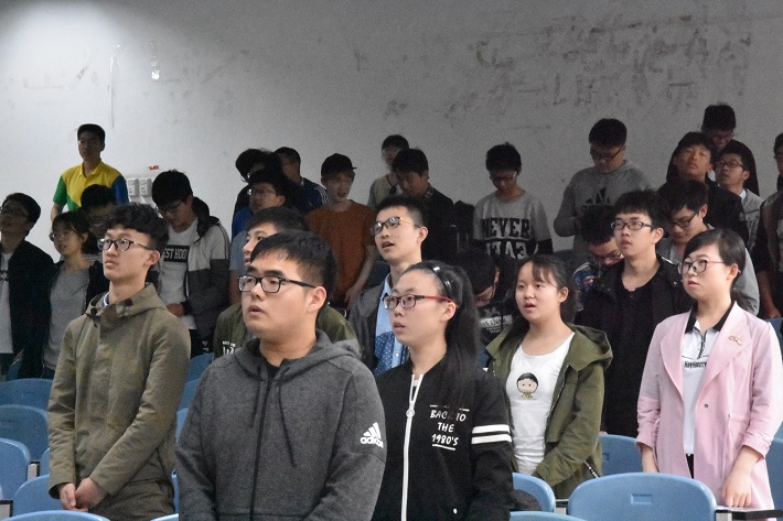 同学们齐唱团歌.jpg