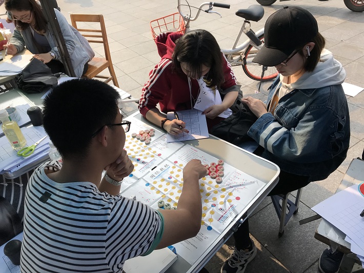 参与同学进行“数棋”游戏.jpg