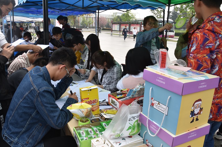 同学在认真思考.jpg
