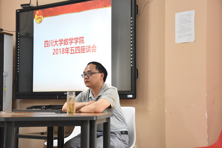 何杰老师对座谈会进行总结.JPG