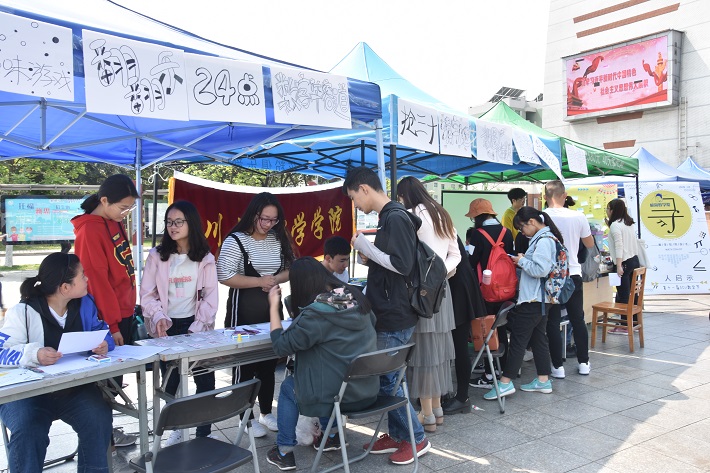 同学们尝试各种游戏.jpg